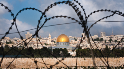 בעשרה בטבת החל המצור על ירושלים. אמנם בית המקדש חרב לאחר שלוש שנות מצור, אולם ההתחלה היא זו שקבעה את המתרחש. מאותה שעה ואילך החלה ההתדרדרות עד לסוף המר.