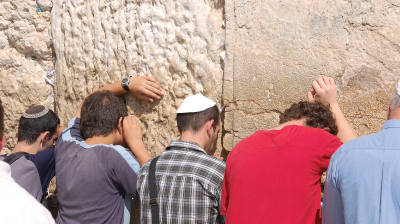 תכלית התפילה היא לקרב את האדם אל האלוקים. למרות שחלק גדול מנוסח התפילה מבטא בקשות על צרכיו השונים של האדם, בקשות אלו אינן המטרה העיקרית של התפילה, אלא הן מהוות את הגורם לה.