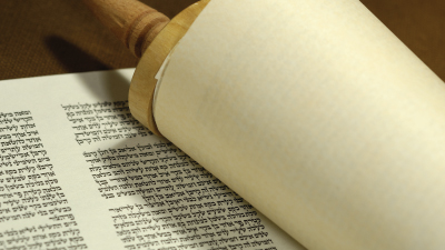 על האדם ללמוד את התורה כדי שזו תורה לו את הדרך הטובה. אם אינו עושה כן, הרי הכל יש בה, חוץ מאשר העיקר שאליו היא צריכה להוביל.
ברכת התורה